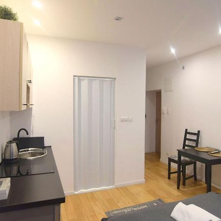 Topolowa Apartments - Self Check In - Next To Main Rail, 10 Min To Main Square Krakow Bagian luar foto
