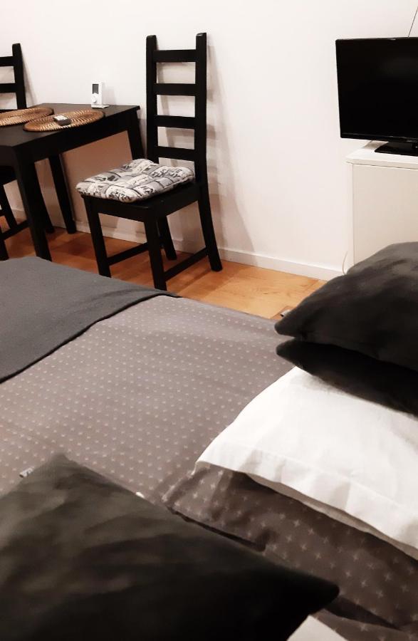 Topolowa Apartments - Self Check In - Next To Main Rail, 10 Min To Main Square Krakow Bagian luar foto